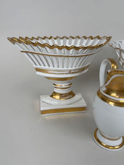 Lot en porcelaine polychrome comprenant deux...