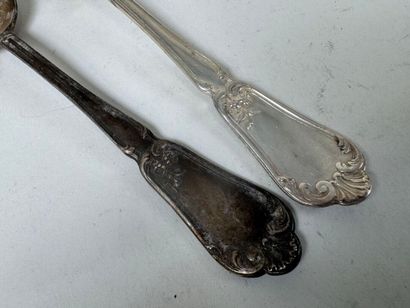 Couvert de table en argent à décor de coquilles...