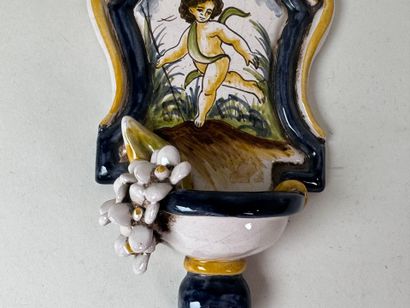 Bénitier en faïence polychrome à décor en...