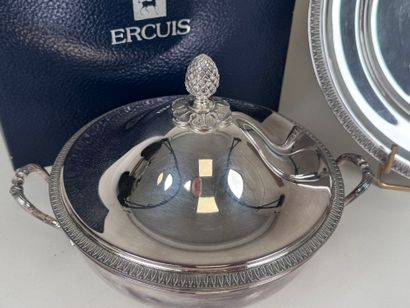 ERCUIS.
Lot en métal argenté à décor de feuilles...