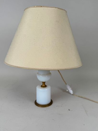 Pied de lampe en opaline et monture en métal...