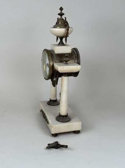 COLLET à Montargis.
Pendule portique en albâtre...
