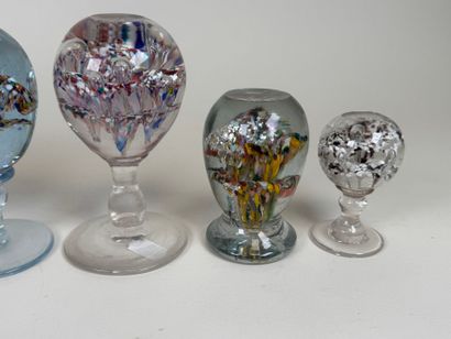 Six boules sulfure ou presse-papiers en verre...
