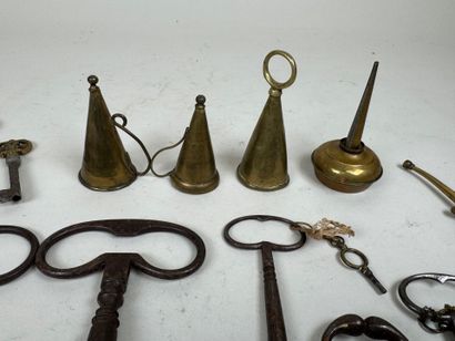 Collection of 22 metal keys for watches,...
