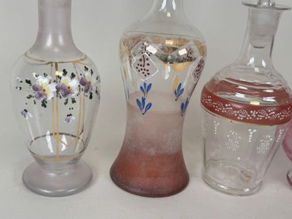 Six carafons en verre à décor émaillé et...