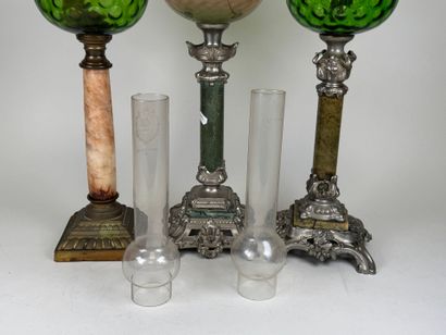 Trois lampes à pétrole en marbre, onyx, régule,...