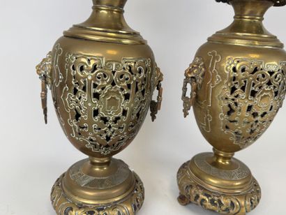 Paire de lampes à pétrole en bronze ajouré...