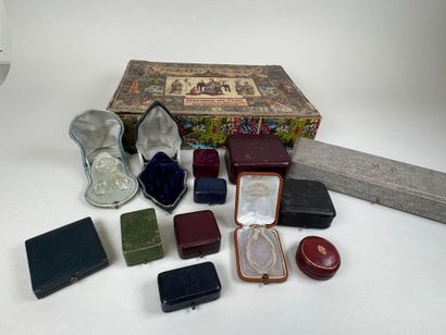 Lot d'écrins pour bijoux en cuir et velours.
12...