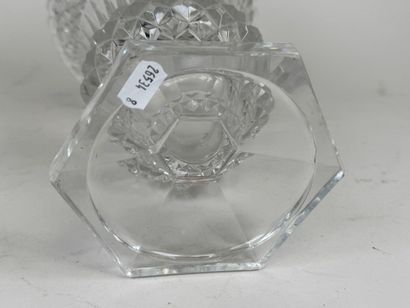 Vase cornet en cristal à décor de pointes...