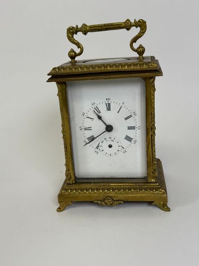 Pendule de voyage en bronze et laiton, le...