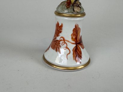 École, XXe.
Oiseau branché.
Sujet en porcelaine...