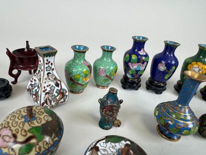 Collection de 18 miniatures en laiton cloisonné...