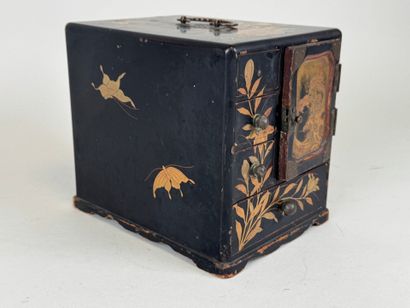 Coffret à bijoux en laque brune et or ouvrant...