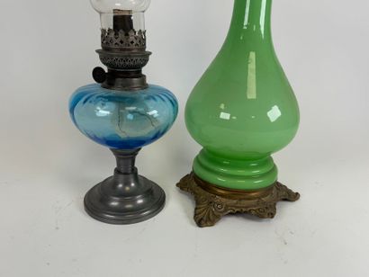 Grande lampe à pétrole en verre opalin sur...