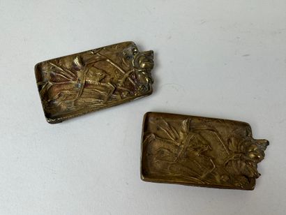 Paire de vide-poches en bronze à décor ciselé...