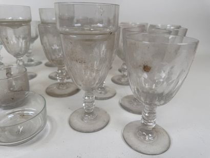 17 absinthe glasses in ribbed glass.
H. 18.5...