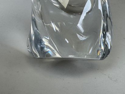 DAUM France.
Vase soliflore en cristal moulé...
