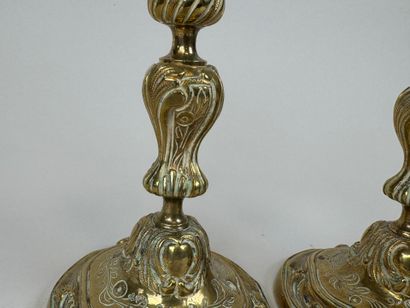 Paire de petits flambeaux en bronze doré...