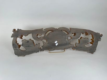 Élément bois sculpté et ajouré à décor feuillagé,...