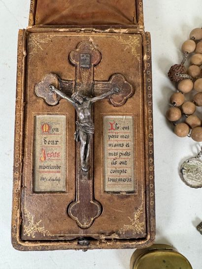 Lot religieux comprenant :
- un Christ en...