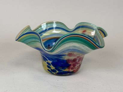 Coupe vide-poche à col corolle en verre coloré.
Travail...