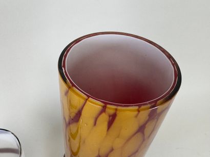 Lot en verre coloré comprenant un grand vase...