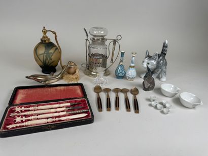Lot d'objets de vitrine dont :
- un pulvérisateur...