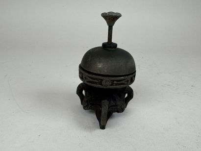 Small table bell in patinated metal.
H. 12...
