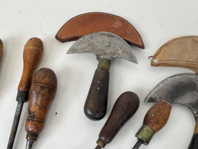 BLANCHARD à Paris, et divers.
Outils de bourreliers...