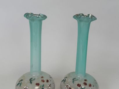 Paire de vases en verre partiellement coloré...