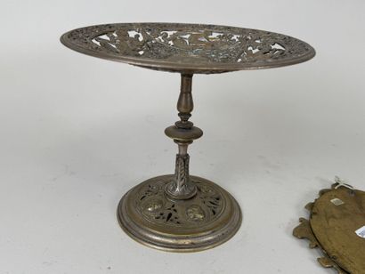 Coupe en bronze circulaire ajouré à décor...