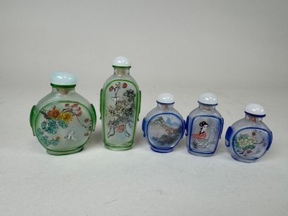 ASIE, XXe.
Cinq petites tabatières en verre...