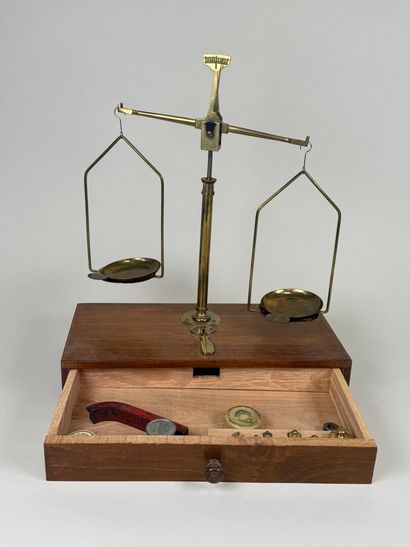 Balance de bijoutier ou trébuchet en bois...
