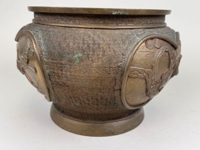 JAPON, vers 1900. 
Cache-pot en bronze à...
