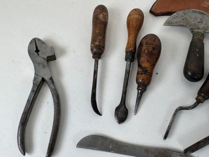 BLANCHARD à Paris, et divers.
Outils de bourreliers...