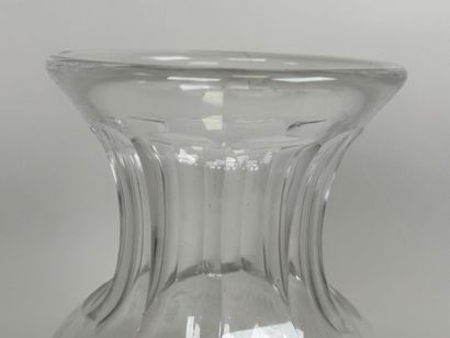 SAINT LOUIS.
Vase balustre en cristal moulé...