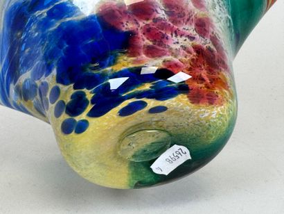 Coupe vide-poche à col corolle en verre coloré.
Travail...