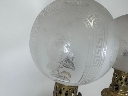 Paire de lampes à pétrole en bronze ajouré...