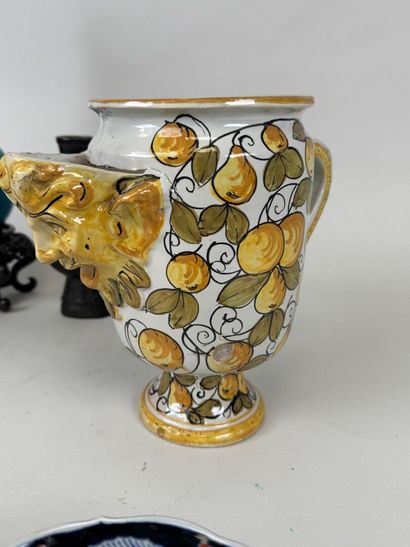 ASIE, XXe.
Vase bouteille en céramique bleue...