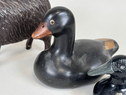 Deux sujets en céramique polychrome figurant...
