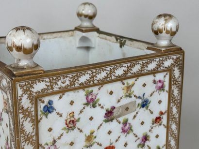 Important cache-pot en porcelaine polychrome...