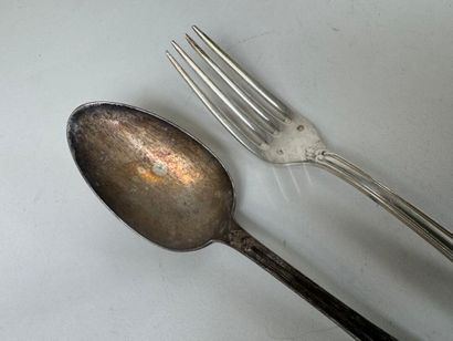 Couvert de table en argent à décor de coquilles...