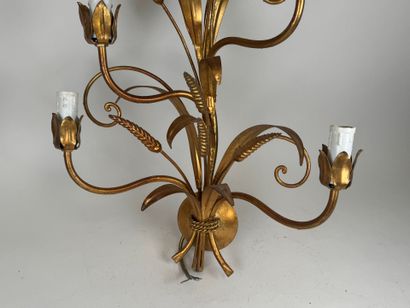 Grande applique en métal doré à cinq lumières...