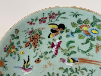 CHINE.
Assiette ou plat circulaire en porcelaine...