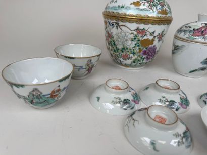 Service à thé en porcelaine comprenant une...