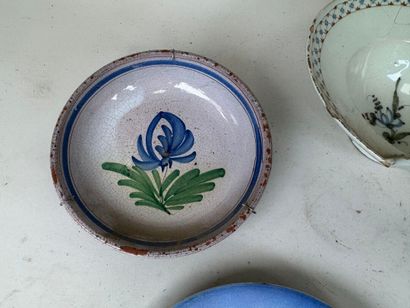 Cinq plats ou assiettes en faïence polychrome...