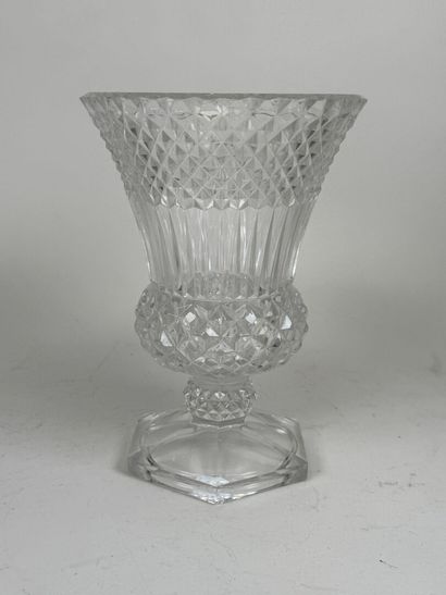 Vase cornet en cristal à décor de pointes...