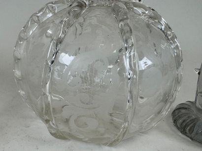Deux bouteilles en verre soufflé à décor...