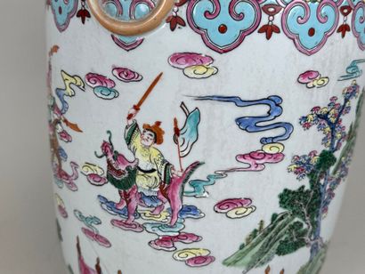 CHINE, fin XIXe - début XXe. 
Vase en porcelaine...