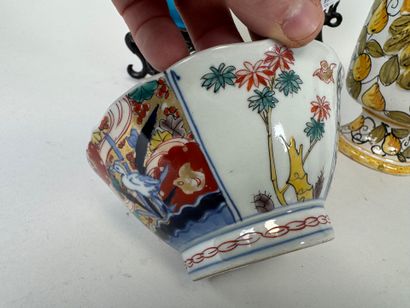 ASIE, XXe.
Vase bouteille en céramique bleue...